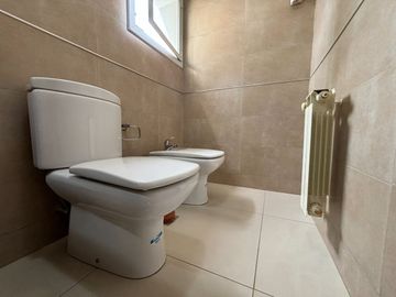 CASA 4 DORM, 4 BAÑOS, QUINCHO Y PILETA, LA ZAGALA.