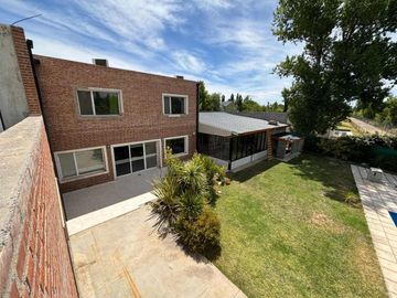 CASA 4 DORM, 4 BAÑOS, QUINCHO Y PILETA, LA ZAGALA.