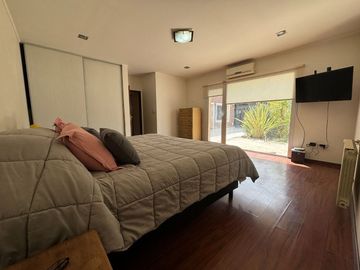 CASA 4 DORM, 4 BAÑOS, QUINCHO Y PILETA, LA ZAGALA.