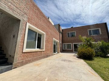 CASA 4 DORM, 4 BAÑOS, QUINCHO Y PILETA, LA ZAGALA.