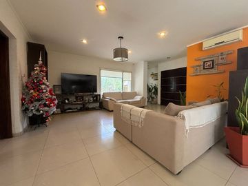 CASA 4 DORM, 4 BAÑOS, QUINCHO Y PILETA, LA ZAGALA.