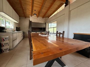 CASA 4 DORM, 4 BAÑOS, QUINCHO Y PILETA, LA ZAGALA.