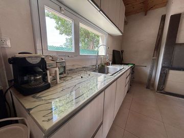 CASA 4 DORM, 4 BAÑOS, QUINCHO Y PILETA, LA ZAGALA.