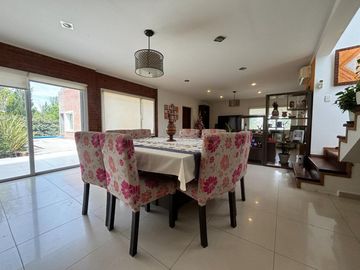 CASA 4 DORM, 4 BAÑOS, QUINCHO Y PILETA, LA ZAGALA.