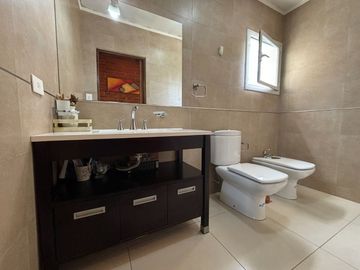 CASA 4 DORM, 4 BAÑOS, QUINCHO Y PILETA, LA ZAGALA.