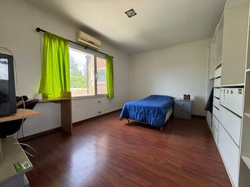 CASA 4 DORM, 4 BAÑOS, QUINCHO Y PILETA, LA ZAGALA.