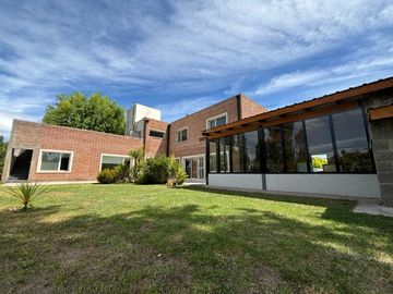 CASA 4 DORM, 4 BAÑOS, QUINCHO Y PILETA, LA ZAGALA.