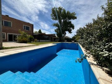 CASA 4 DORM, 4 BAÑOS, QUINCHO Y PILETA, LA ZAGALA.