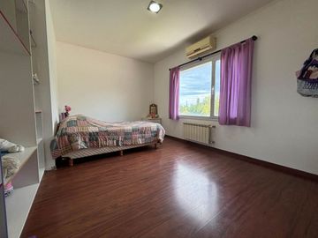 CASA 4 DORM, 4 BAÑOS, QUINCHO Y PILETA, LA ZAGALA.