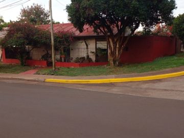 CASA DE 3 DORMITORIOS Y COCHERA EN CH. 240. POSADAS, MISIONES. VENTA