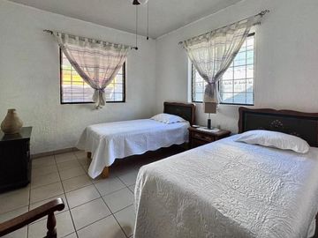 A UNA CUADRA DEL MALECON EXCELENTE UBICACION LINDA CASA EN CHAPALA JALISCO