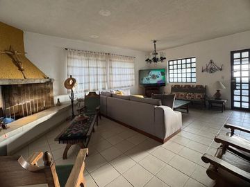 A UNA CUADRA DEL MALECON EXCELENTE UBICACION LINDA CASA EN CHAPALA JALISCO