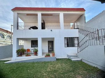 A UNA CUADRA DEL MALECON EXCELENTE UBICACION LINDA CASA EN CHAPALA JALISCO