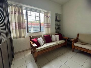 A UNA CUADRA DEL MALECON EXCELENTE UBICACION LINDA CASA EN CHAPALA JALISCO
