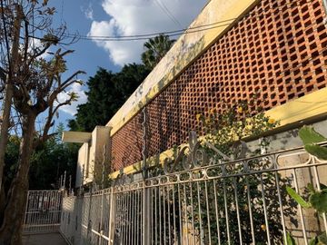 PARA HABITAR O USO COMERCIAL CASA EN VENTA JARDINES DEL BOSQUE