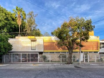 PARA HABITAR O USO COMERCIAL CASA EN VENTA JARDINES DEL BOSQUE