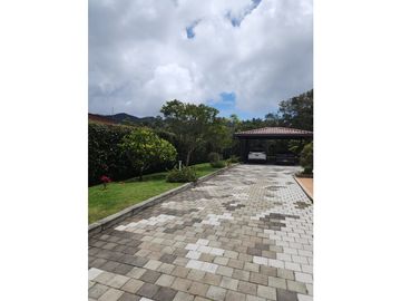 Venta de Casa en Alto del Escobero en Unidad Cerrada