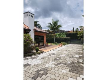 Venta de Casa en Alto del Escobero en Unidad Cerrada