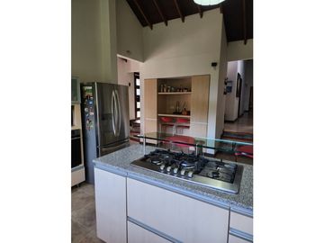 Venta de Casa en Alto del Escobero en Unidad Cerrada