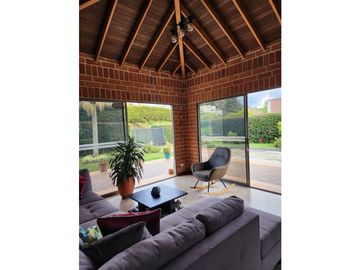 Venta de Casa en Alto del Escobero en Unidad Cerrada