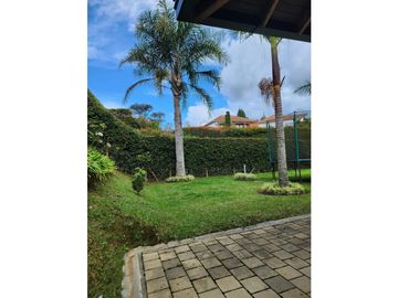 Venta de Casa en Alto del Escobero en Unidad Cerrada