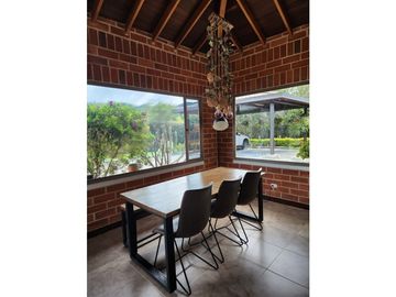 Venta de Casa en Alto del Escobero en Unidad Cerrada