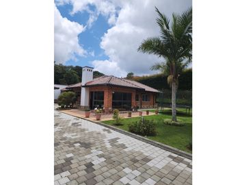 Venta de Casa en Alto del Escobero en Unidad Cerrada