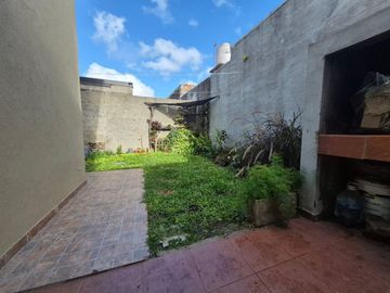 Venta casa 6 ambientes en El Palomar cochera .