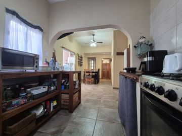 Venta casa 6 ambientes en El Palomar cochera .