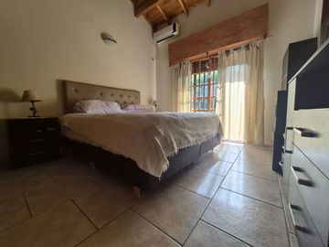 Venta casa 6 ambientes en El Palomar cochera .