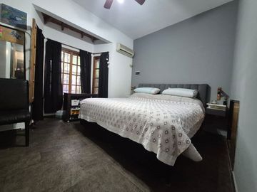 Venta casa 6 ambientes en El Palomar cochera .