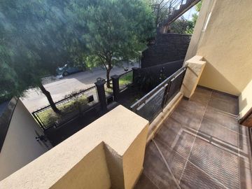 Venta casa 6 ambientes en El Palomar cochera .