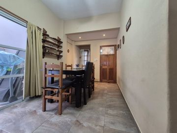 Venta casa 6 ambientes en El Palomar cochera .
