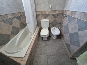 Venta casa 6 ambientes en El Palomar cochera .