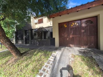 Venta casa 6 ambientes en El Palomar cochera .