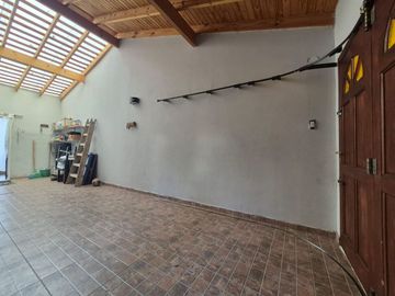 Venta casa 6 ambientes en El Palomar cochera .