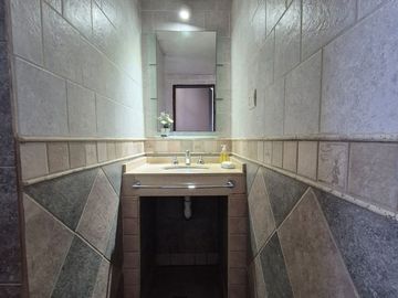 Venta casa 6 ambientes en El Palomar cochera .