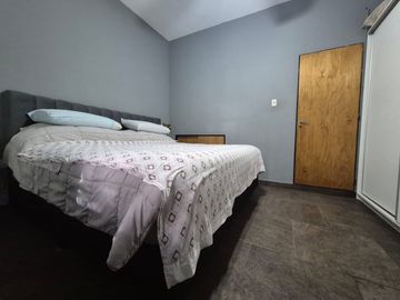 Venta casa 6 ambientes en El Palomar cochera .
