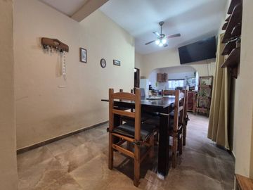Venta casa 6 ambientes en El Palomar cochera .