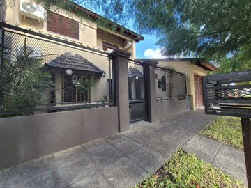 Venta casa 6 ambientes en El Palomar cochera .