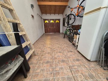 Venta casa 6 ambientes en El Palomar cochera .