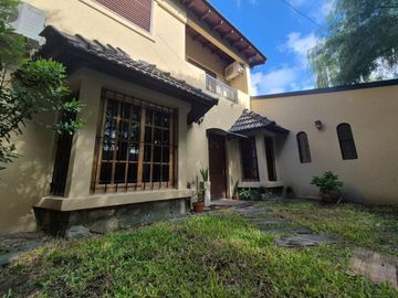 Venta casa 6 ambientes en El Palomar cochera .