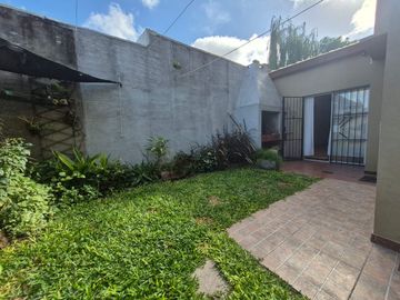 Venta casa 6 ambientes en El Palomar cochera .