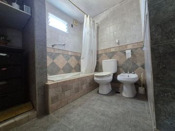 Venta casa 6 ambientes en El Palomar cochera .