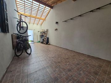 Venta casa 6 ambientes en El Palomar cochera .