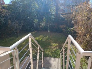 VENTA DEPTO 5 AMB CON JARDIN Y COCHERA SAN ISIDRO