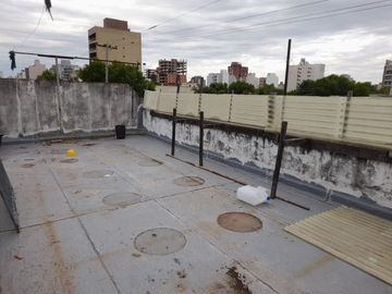 VENTA CASA. PATIO. TERRAZA. COCHERA. LOCAL. LANUS.