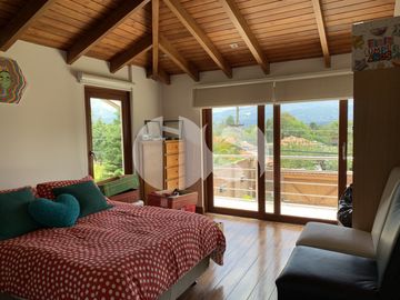 CASA DE VENTA EN CUMBAYÁ