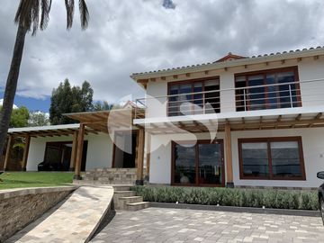 CASA DE VENTA EN CUMBAYÁ