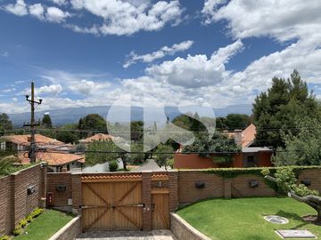 CASA DE VENTA EN CUMBAYÁ